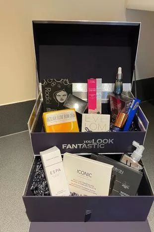 “我打开了价值150英镑、价值700多英镑的LookFantastic美容盒，其